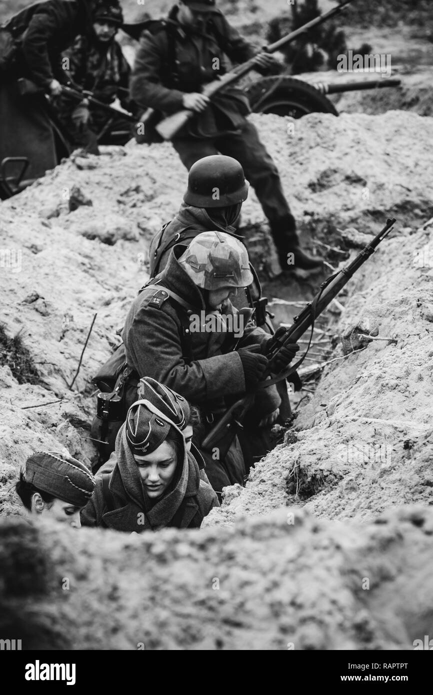 Gomel, Bélarus - 26 novembre 2017 : les soldats allemands Wehrmacht monde Votray dans une tranchée avant de repousser une attaque. Reconstruction de la lutte pour Banque D'Images