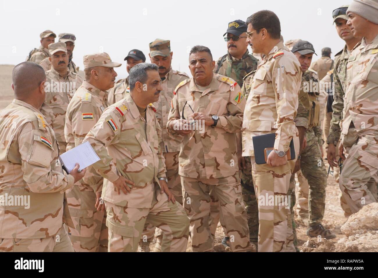 Le général commandant de la 9e Division de l'armée irakienne Le Général Qasim Maliki (centre) s'entretient avec le général commandant des forces de sécurité iraquiennes dans la province de Ninive le général Abdul Amir (deuxième à droite) à Al Asthana Ridge, le 27 février, 2017. La 9ème IAD est partenaire de l'ARMÉE AMÉRICAINE, 2e Bataillon du 508th Parachute Infantry Regiment, 2e Brigade Combat Team, 82e Division aéroportée. La 2ème BCT, 82ème Abn. Div. est déployée à l'appui de l'opération afin de permettre de résoudre, inhérentes à leurs forces de sécurité irakiennes partenaires grâce à la mission d'aider et de conseiller, planification, collecte de renseignement contribuant un Banque D'Images