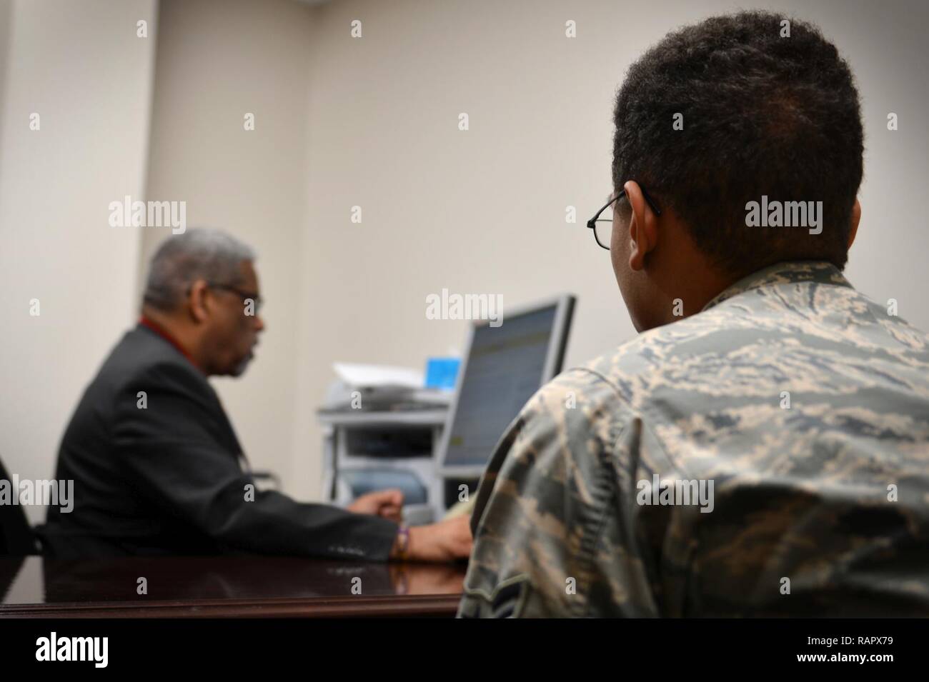 U.S. Air Force d'un membre de la 1re classe Joshua Olmeda, 20e Escadron de maintenance d'équipement technicien en systèmes à sous-munitions, qui se livre à un pointage de crédit séminaire à l'aviateur et de la famille Centre de préparation chez Shaw Air Force Base, S.C., le 2 mars 2017. Le séminaire a été le cadre d'une semaine de cours d'économiser pour but d'aider les membres de la base financière prendre le sol. haut Banque D'Images