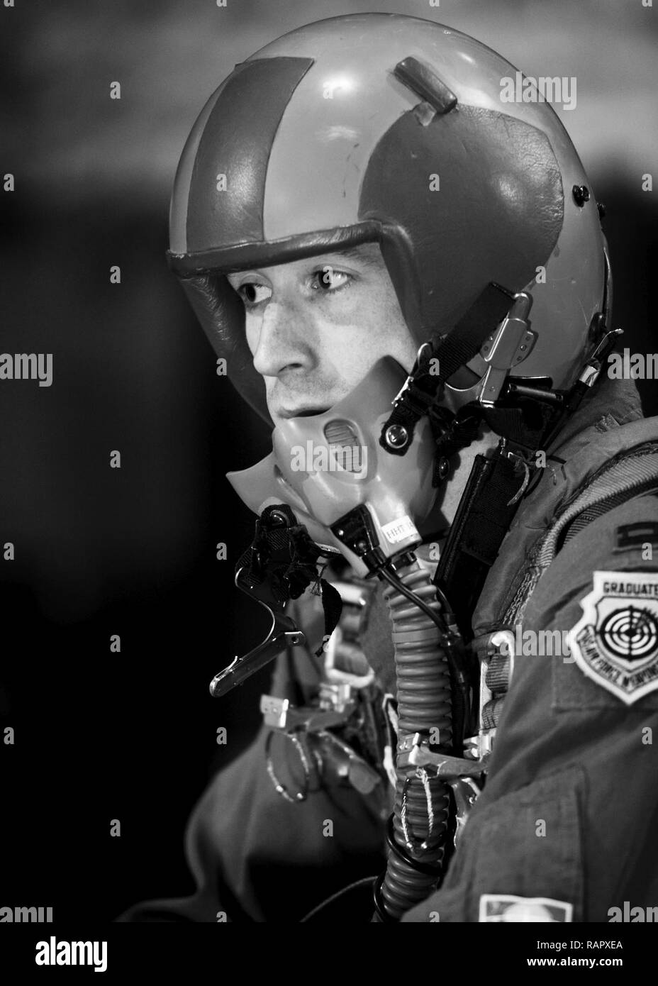 Un membre d'équipage du 23e Bomb Squadron se trouve entre la sortie et parachute de secours la formation à Minot Air Force Base, N.D., le 22 février 2017. La simulation de sortir en toute sécurité et de retour au sol après un aéronef en état d'urgence. Banque D'Images