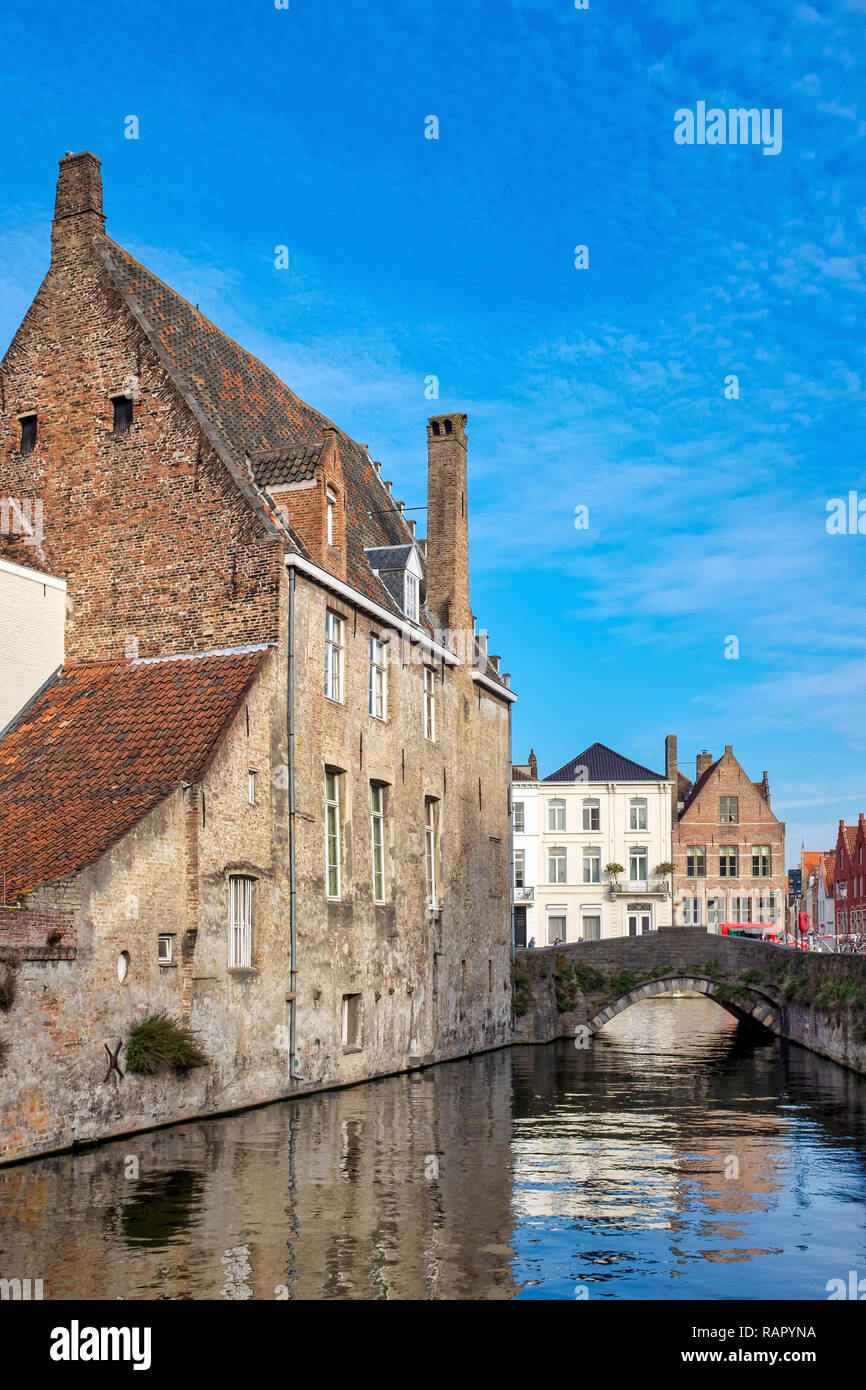 Gouden Handrei Canal et le pont à Bruges, Flandre occidentale, Belgique Banque D'Images