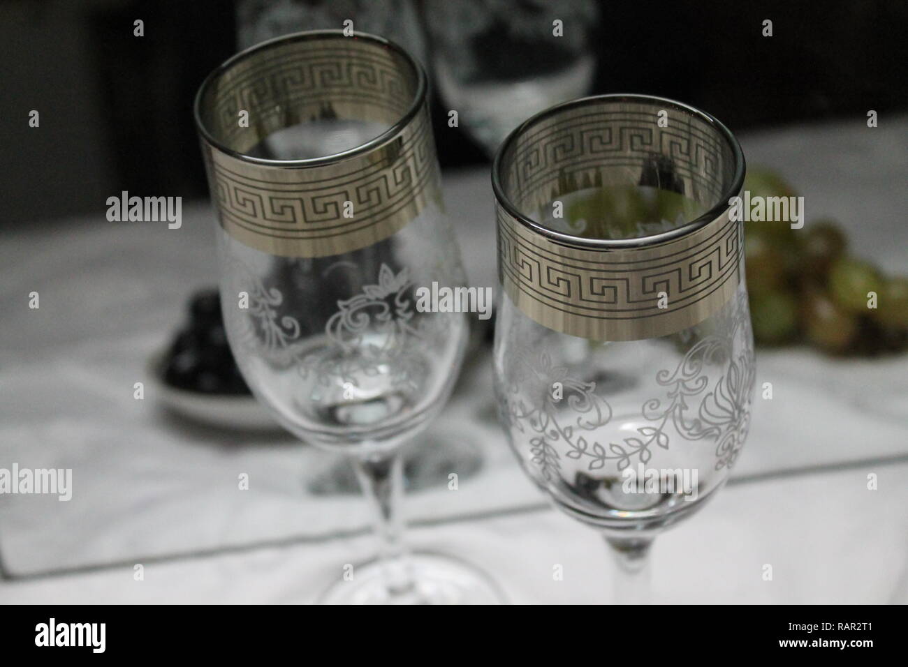 Verres de cristal avec des rubans d'or sur edage sous le vin et le champagne se préparer à celebration Banque D'Images