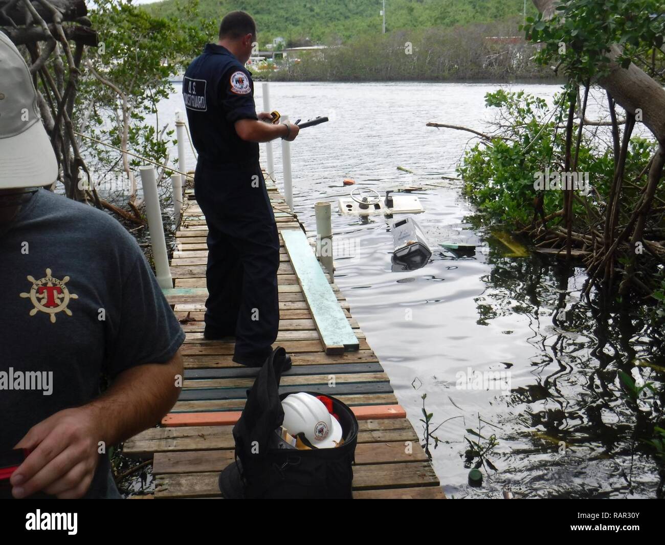 U.S. Coast Guard Maître de 1re classe Jason Pronovost évalue les bateaux engloutis de la pollution causée par l'Ouragan Maria à Culebra, Puerto Rico, le 25 octobre 2017. La FSE Maria-10 PR Commandement unifié, composé du Ministère des Ressources naturelles et environnementales, la Garde côtière en collaboration avec le Porto Rico la qualité de l'environnement, de contrôle de l'Environmental Protection Agency et le U.S. Fish & Wildlife Service et, répond aux navires endommagés, déplacées, immergé ou déprimées. 10 Le FSE est le cadre par lequel l'aide fédérale est coordonné avec st Banque D'Images