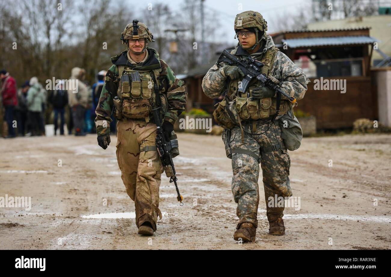 Les soldats de l'armée américaine le Sgt. Des friches industrielles et le  1er lieutenant Ryan Joseph Brown affecté à la 325e équipe tactique PSYOP  hors de Nashville, Tennessee appuyer des actions civiles