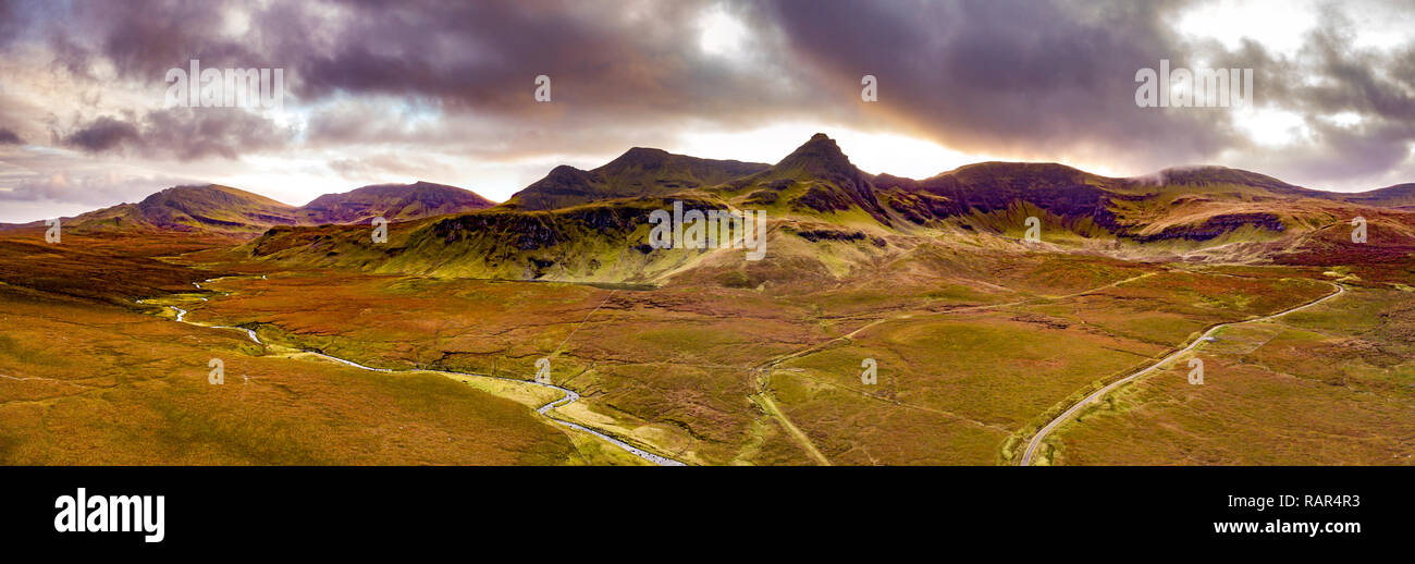 Vue aérienne de la rivière Lealt et Single track au Loch et Cuithir Mhadaidh - Ruadh Sgurr une colline de la Red Fox, Ile de Skye, Ecosse - UK Banque D'Images