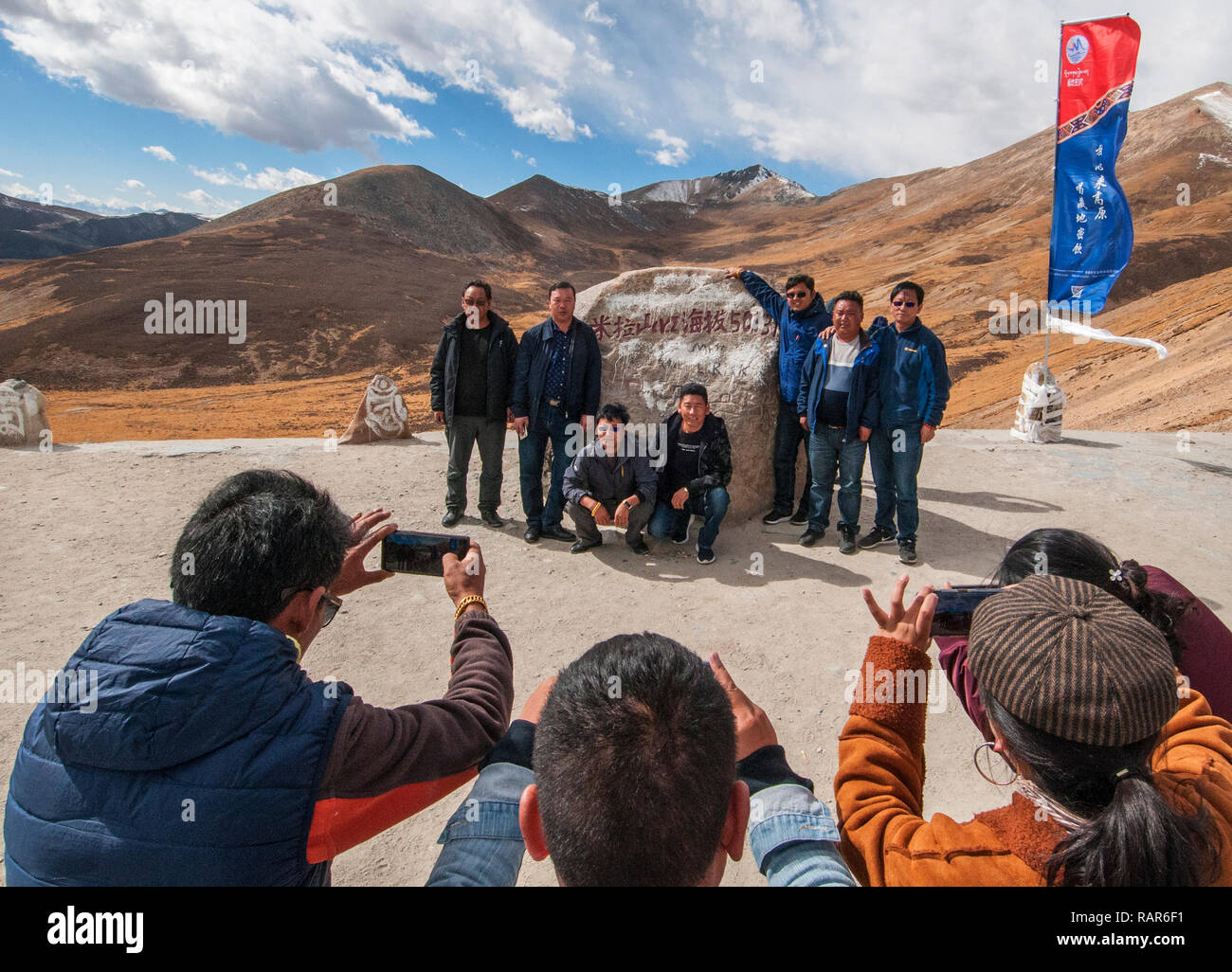 Les touristes chinois de prendre la photo d'autres dans leur groupe en haut de mila-la (col), au Tibet. Banque D'Images