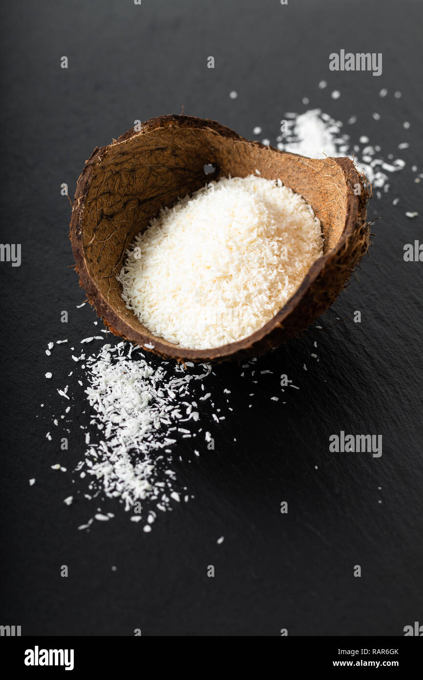 La nourriture séchée bio noix de coco desséchée dans la coque de noix de coco avec copie espace Banque D'Images