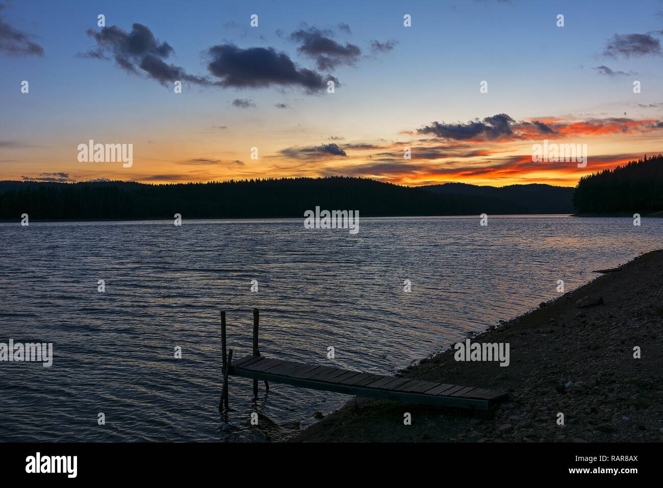 Coucher du soleil sur l'été du lac de montagne en Bulgarie Banque D'Images