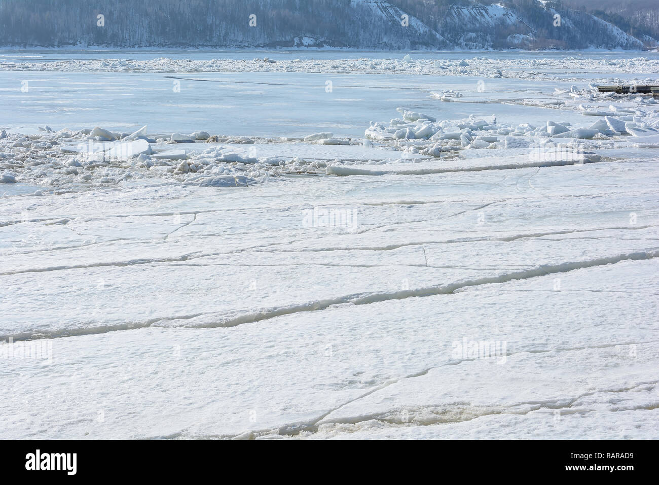 D'énormes blocs de glace sur la rivière au cours de la dérive des glaces Banque D'Images