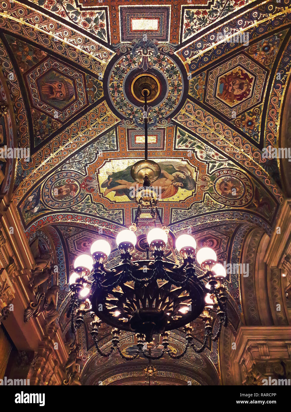 Plafond peint à couper le souffle à l'intérieur de l'Opéra Palais Garnier à Paris France et un magnifique lustre suspension. Banque D'Images