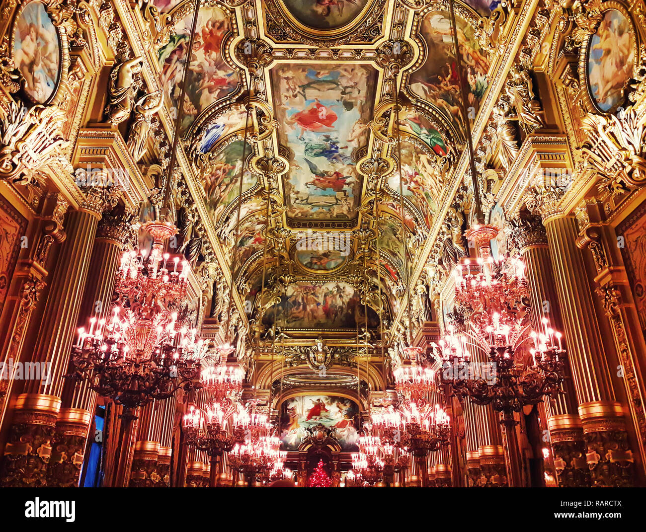 Intérieur du Palais de l'Opéra Garnier et un plafond peint d'or avec beaucoup de lustres hangining à Paris, France. Banque D'Images