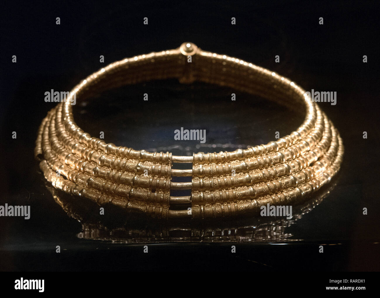 5ème ou 6ème siècle AD (400 à 550) collier d'or de Färjestaden (Öland), Musée de l'histoire suédoise (Historiska museet), Stockholm, Suède Banque D'Images