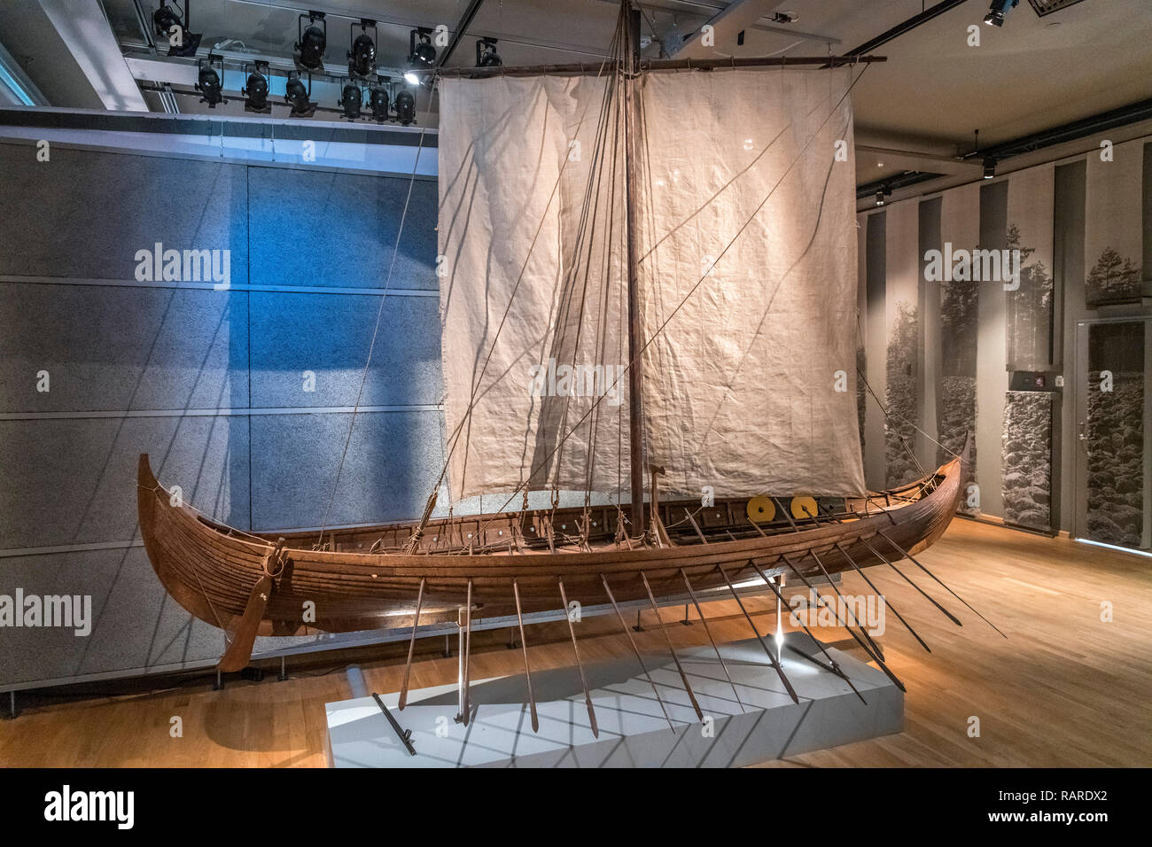 Bateau Viking. 1:6 modèle à l'échelle du 9e siècle navire de Gokstad, Musée de l'histoire suédoise (Historiska museet), Stockholm, Suède Banque D'Images