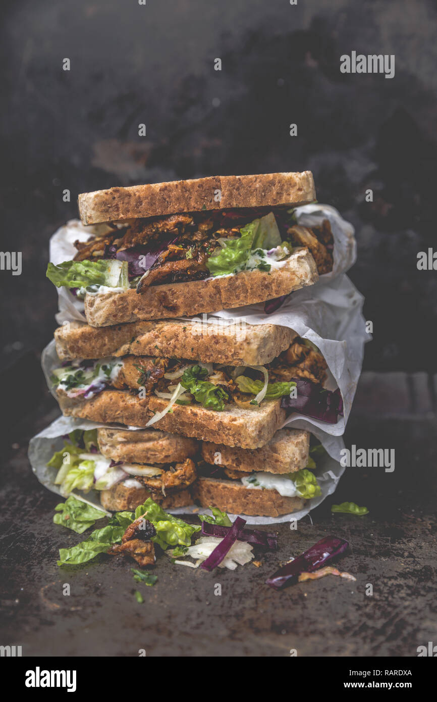 Les gyroscopes délicieux sandwich en sac de papier avec salade et sauce tzatziki Banque D'Images