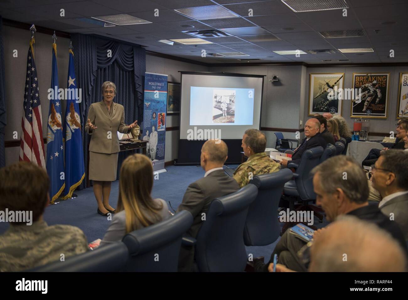 Secrétaire de l'Air Force Heather Wilson présente les commentaires comme elle accepte la médaille d'or du Congrès qui a été présentée en l'honneur de son grand-père George G. Wilson par la Civil Air Patrol lors d'une cérémonie au Pentagone à Washington, D.C., 10 décembre 2018. Banque D'Images