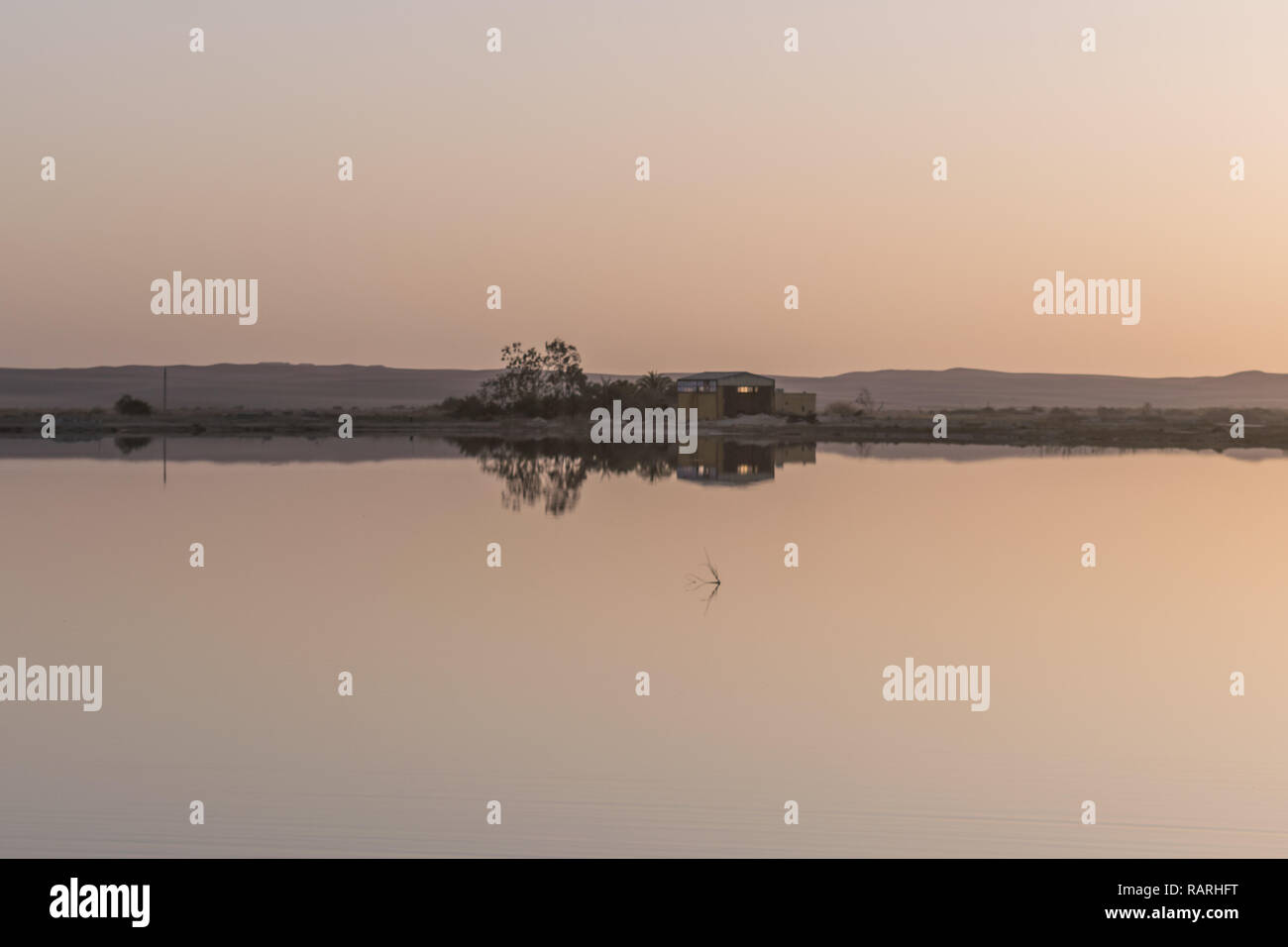 Réflexion sur l'eau calme à Fatnas Island , Siwa Egypte Banque D'Images