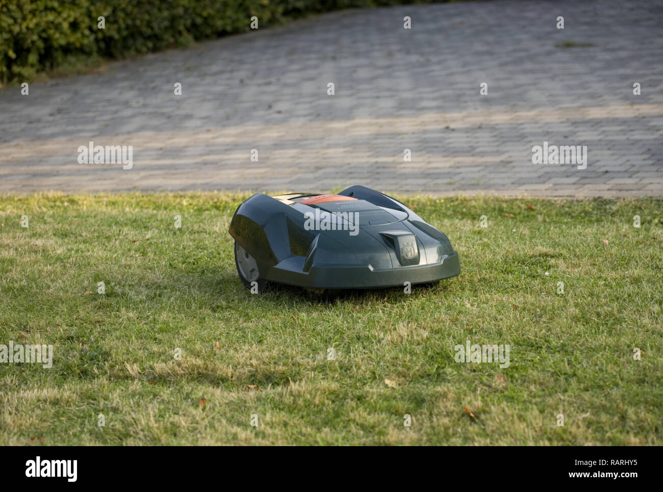 Robot tondeuse automatique gazon coupe la position d'un patio Banque D'Images