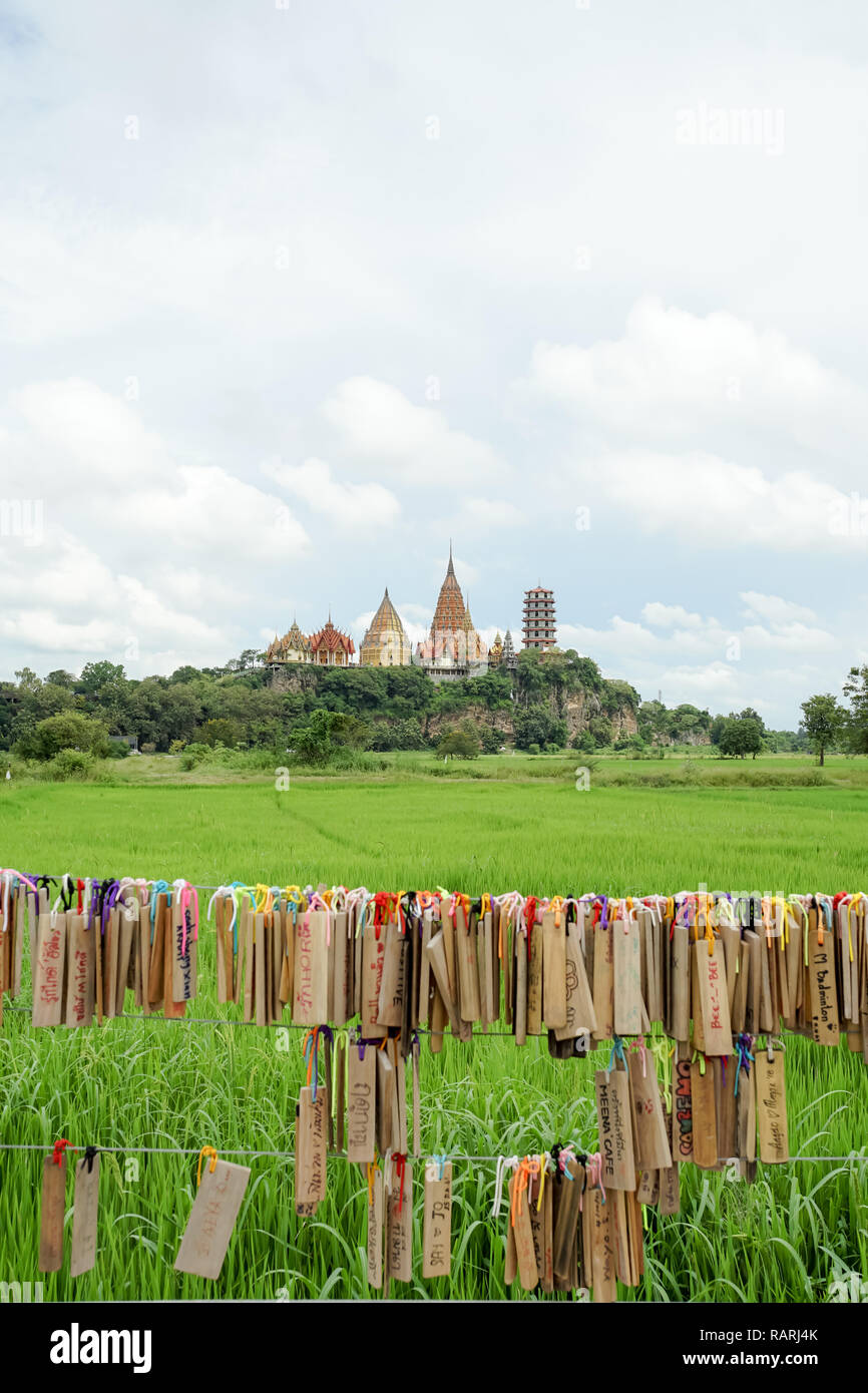 Kanchanaburi, Thaïlande - 21 octobre 2018 : le nouveau paysage de l'une des destinations de voyage populaires appelé Meena Cafe à Kanchanaburi, Thaïlande. Banque D'Images Kanchanaburi, Thaïlande - 21 octobre 2018 : le nouveau paysage de l'une des destinations de voyage populaires appelé Meena Cafe à Kanchanaburi, Thaïlande. Banque D'Images