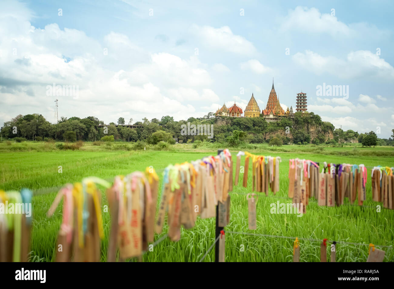 Kanchanaburi, Thaïlande - 21 octobre 2018 : le nouveau paysage de l'une des destinations de voyage populaires appelé Meena Cafe à Kanchanaburi, Thaïlande. Banque D'Images Kanchanaburi, Thaïlande - 21 octobre 2018 : le nouveau paysage de l'une des destinations de voyage populaires appelé Meena Cafe à Kanchanaburi, Thaïlande. Banque D'Images