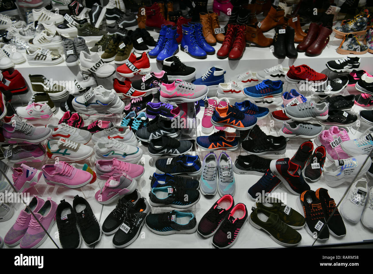 Magasin de chaussures, Nicosie, Chypre, République, Schuhgeschaeft Nikosia,  Republik Zypern Photo Stock - Alamy