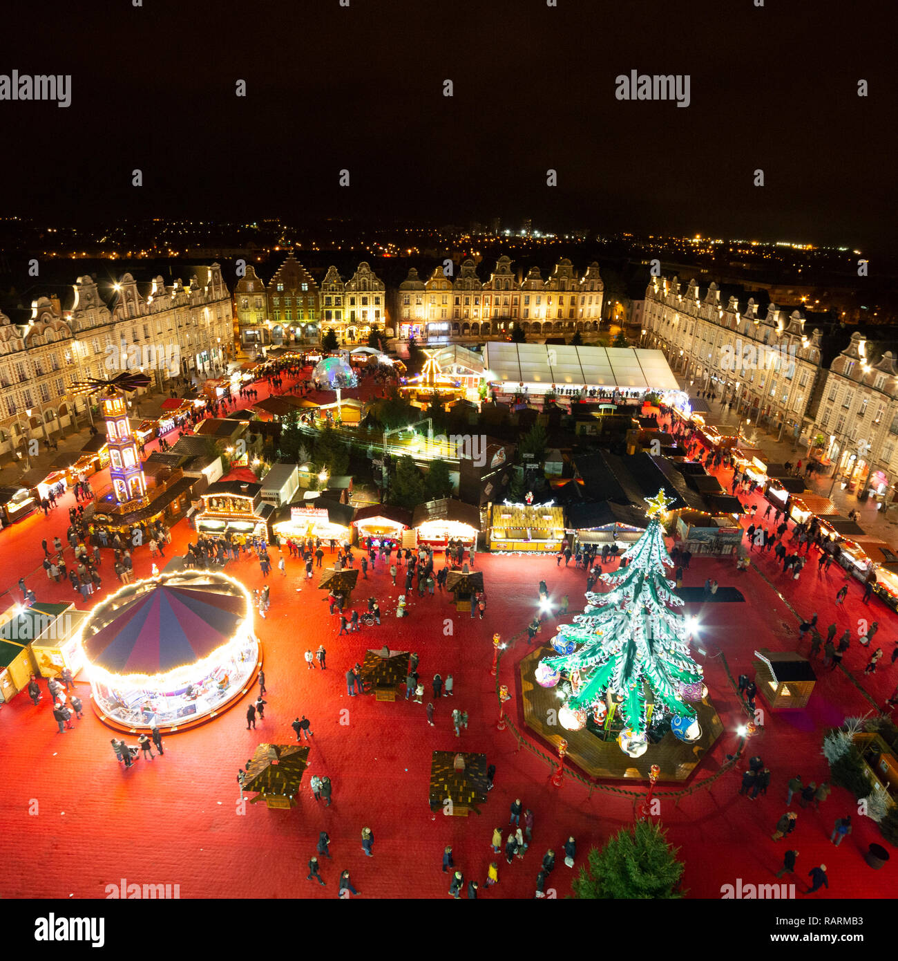 Le marché de Noël (Marché de Noël) à Arras, France. Le marché est le plus grand dans la région 