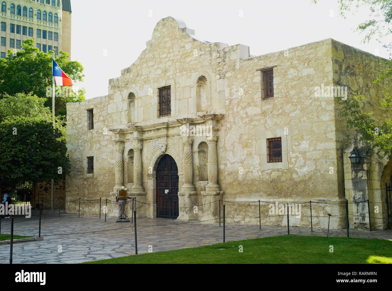 San Antonio, Texas, USA - 15 juillet 2009 : la façade avant de la fort Alamo à San Antonio, au Texas, avec un drapeau Texan. Banque D'Images