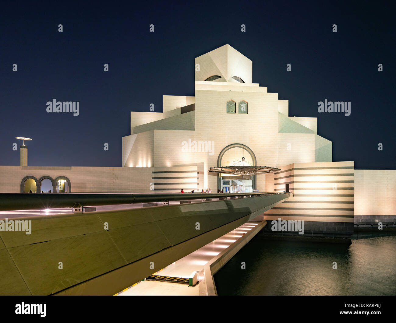 Vue de la nuit de musée d'Art islamique de Doha, au Qatar. Architecte IM Pei Banque D'Images