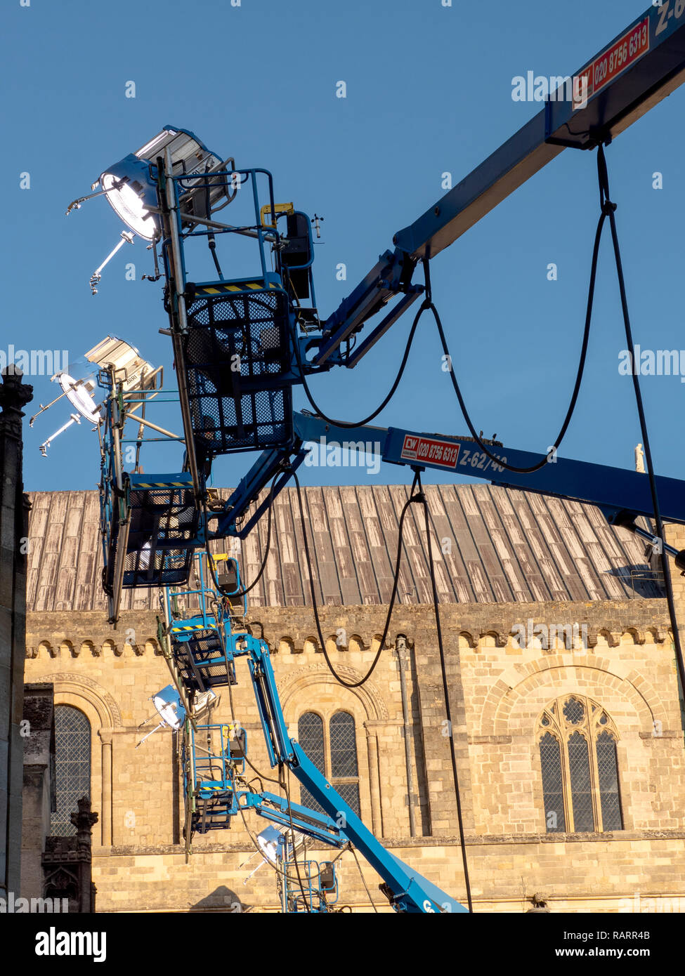Des unités d'éclairage extérieur pour le tournage, la cathédrale de Winchester, Winchester, Hampshire, England, UK. Banque D'Images