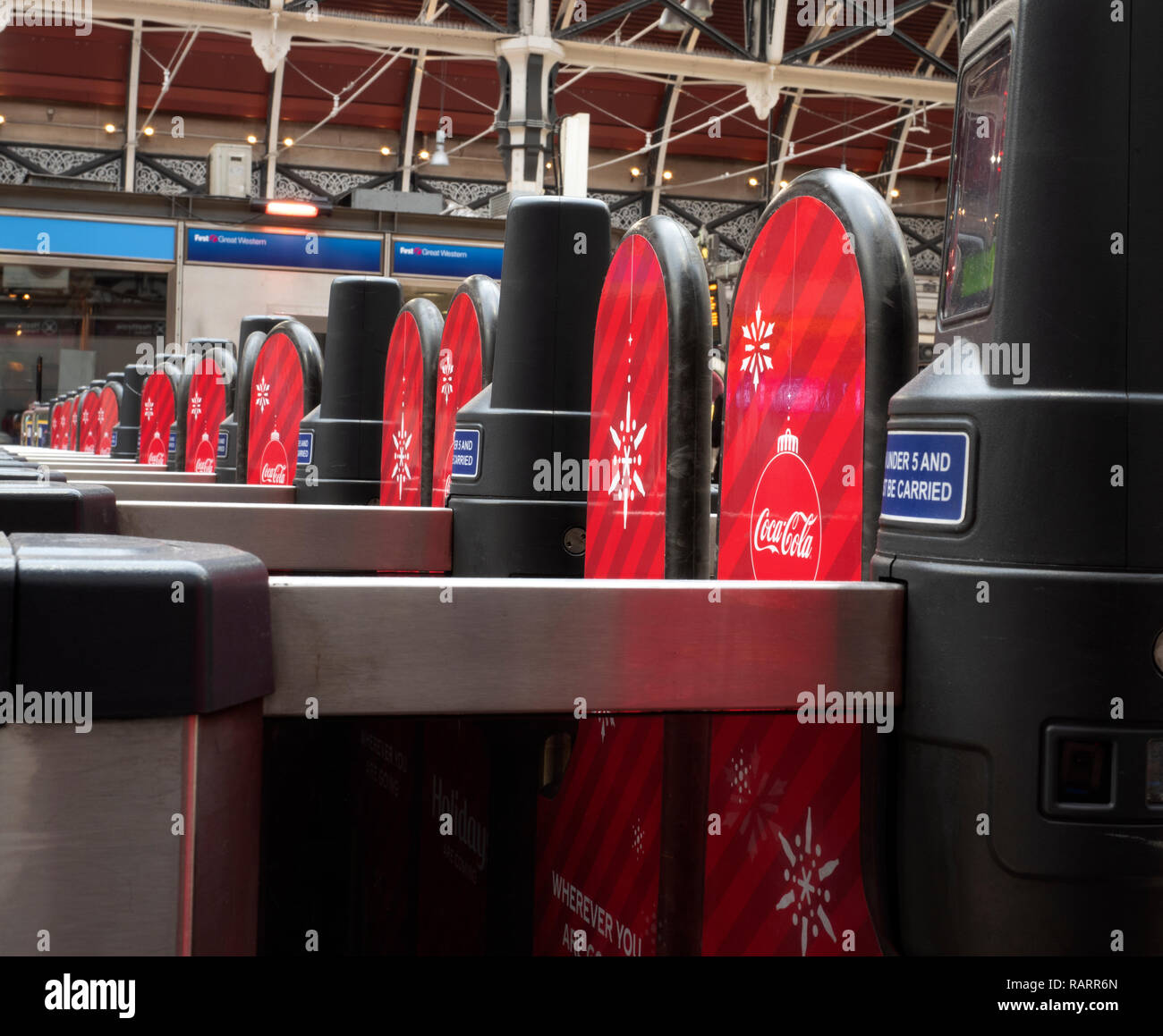 Billet automatisé, les barrières de la gare de Paddington, Londres, Angleterre, Royaume-Uni. Banque D'Images