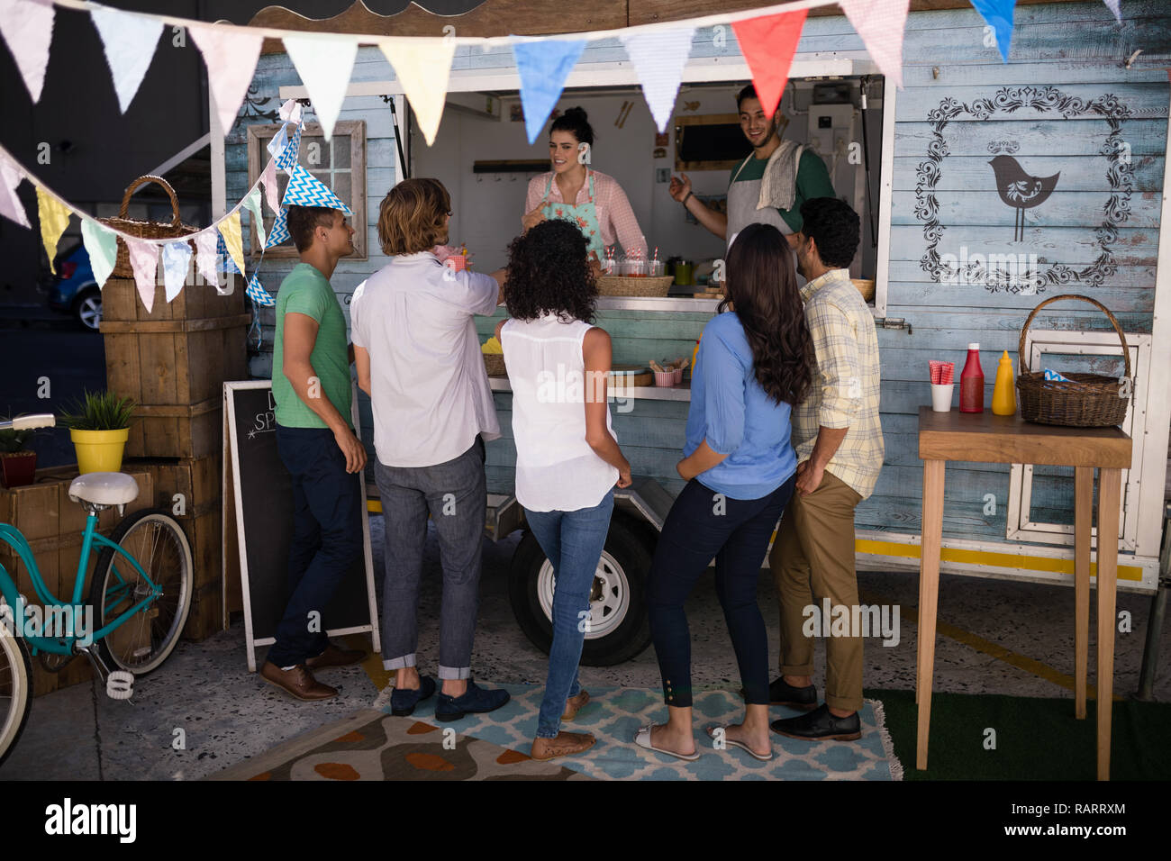 Smiling waitress de client Banque D'Images