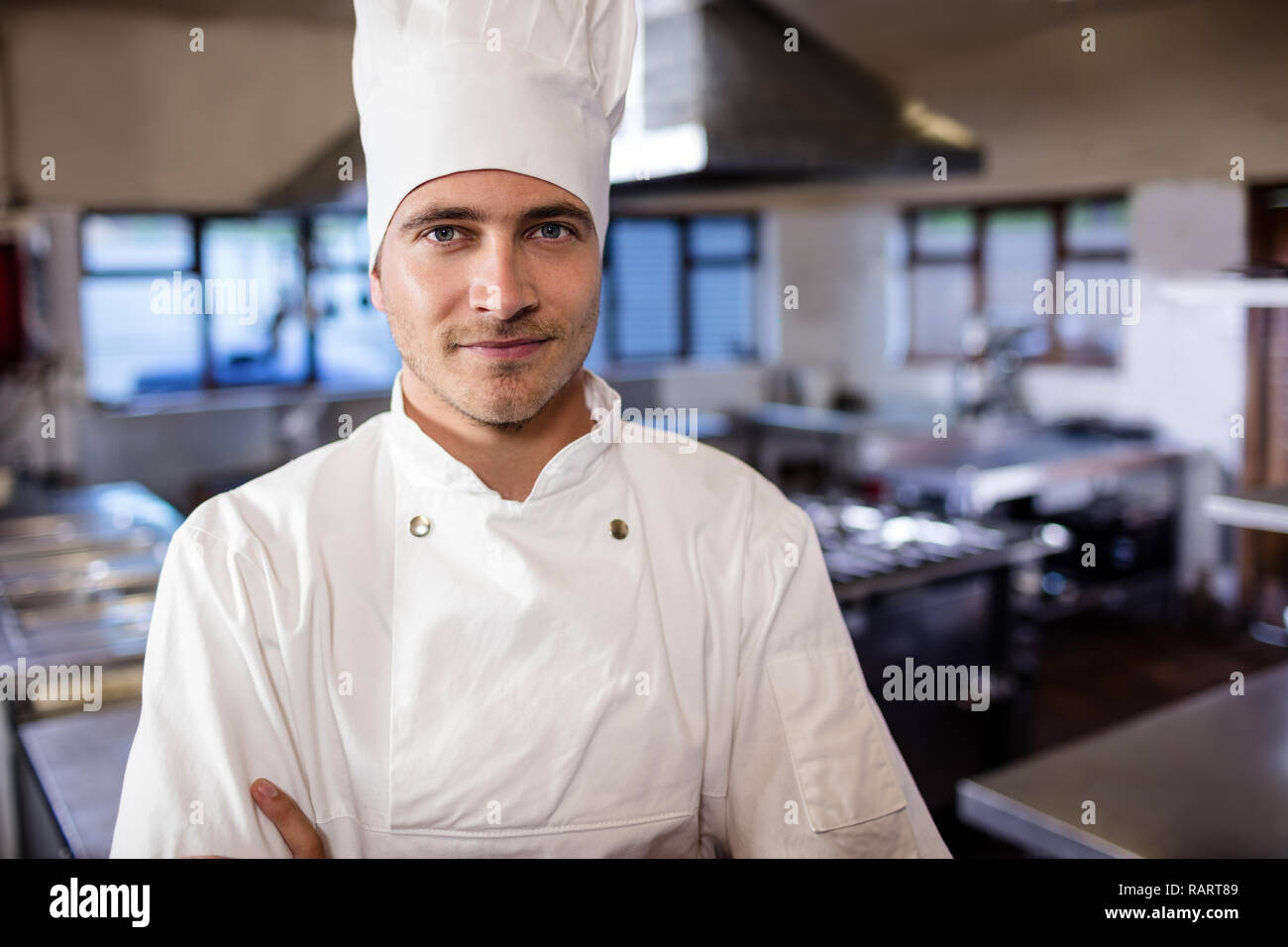 Male chef standing in Cuisine de l'hôtel Banque D'Images