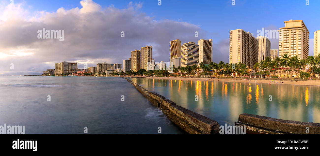 La célèbre plage de Waikiki au coucher du soleil, Oahu, Hawaii Banque D'Images