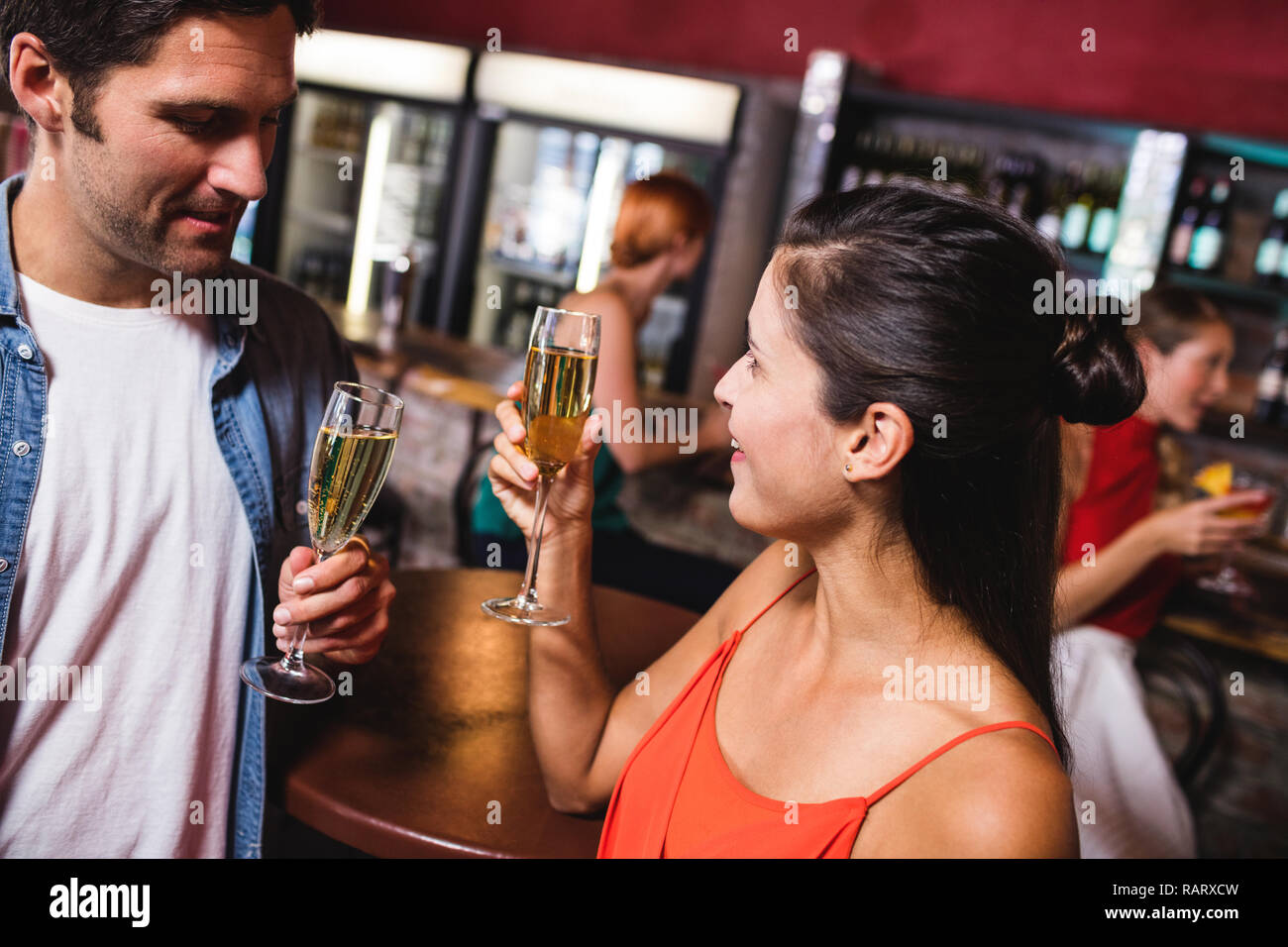 Couple enjoying champagne in nightclub Banque D'Images