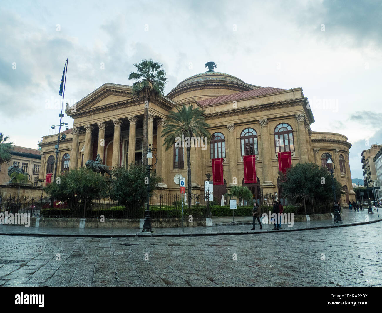 Le Teatro Massimo Vittorio Emanuele, un opéra sur la Piazza Verdi, ville de Palerme, Sicile, Sicile, Italie Banque D'Images