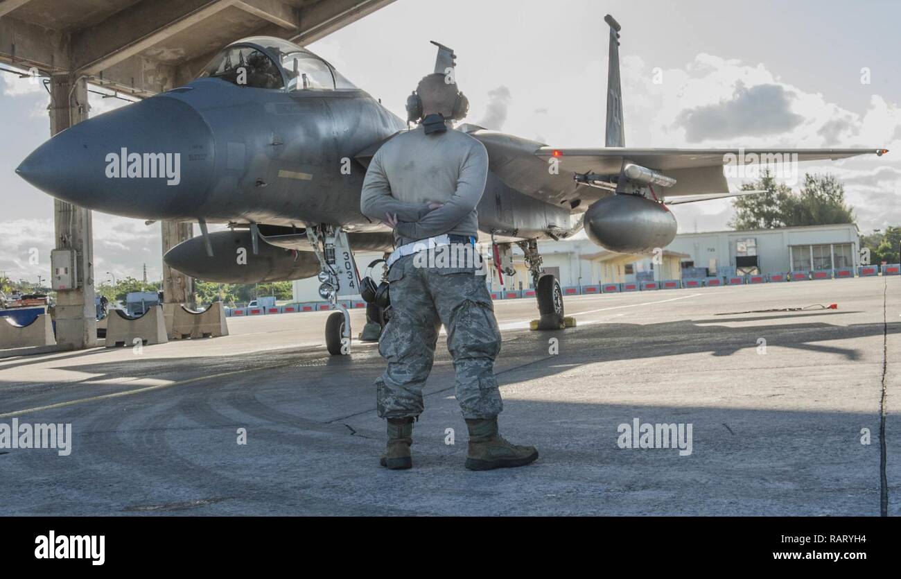 Les cadres supérieurs de l'US Air Force Airman Vincent Hassing, une 44e Unité de maintenance d'aéronefs de mainteneur, attend qu'un F-15 Eagle se prépare à rouler vers la piste, le 14 février 2017, sur Kadena Air Base, au Japon. La 44e UMA et les membres du 44e Escadron de chasse ont participé à un exercice aux côtés des membres de la U.S. Navy 27e et 102e Escadrons de chasse de la grève Naval Air Station Atsugi, au Japon. Banque D'Images