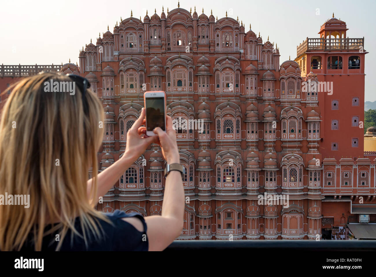 Jeune femme prend photo de Hawa Mahal en Inde Banque D'Images