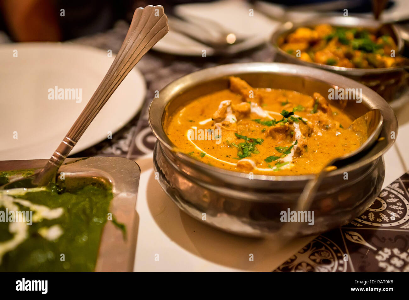 Soupe Mulligatawny délicieux dans bol en métal, une cuisine traditionnelle Indienne Banque D'Images