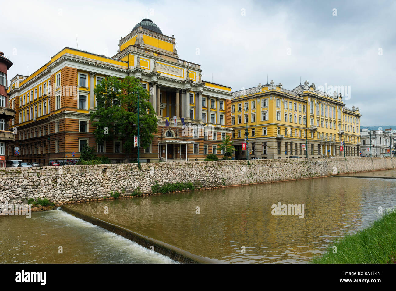 L'Université de Sarajevo et de la rivière Miljacka, Bosnie-Herzégovine Banque D'Images