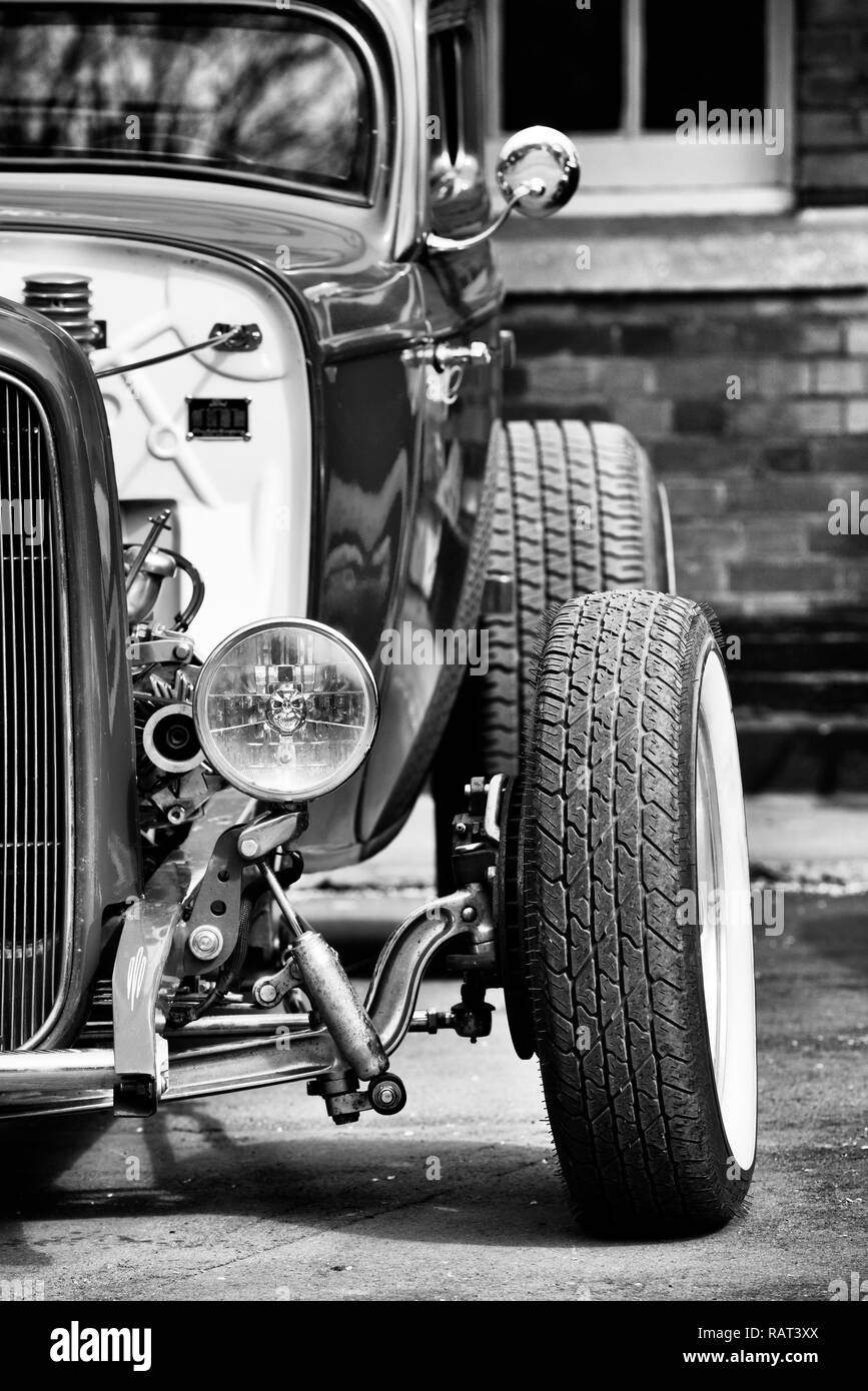 1932 Hot Rod Custom voiture Coupé à Bicester Heritage Centre. L'Oxfordshire, Angleterre. Le noir et blanc Banque D'Images