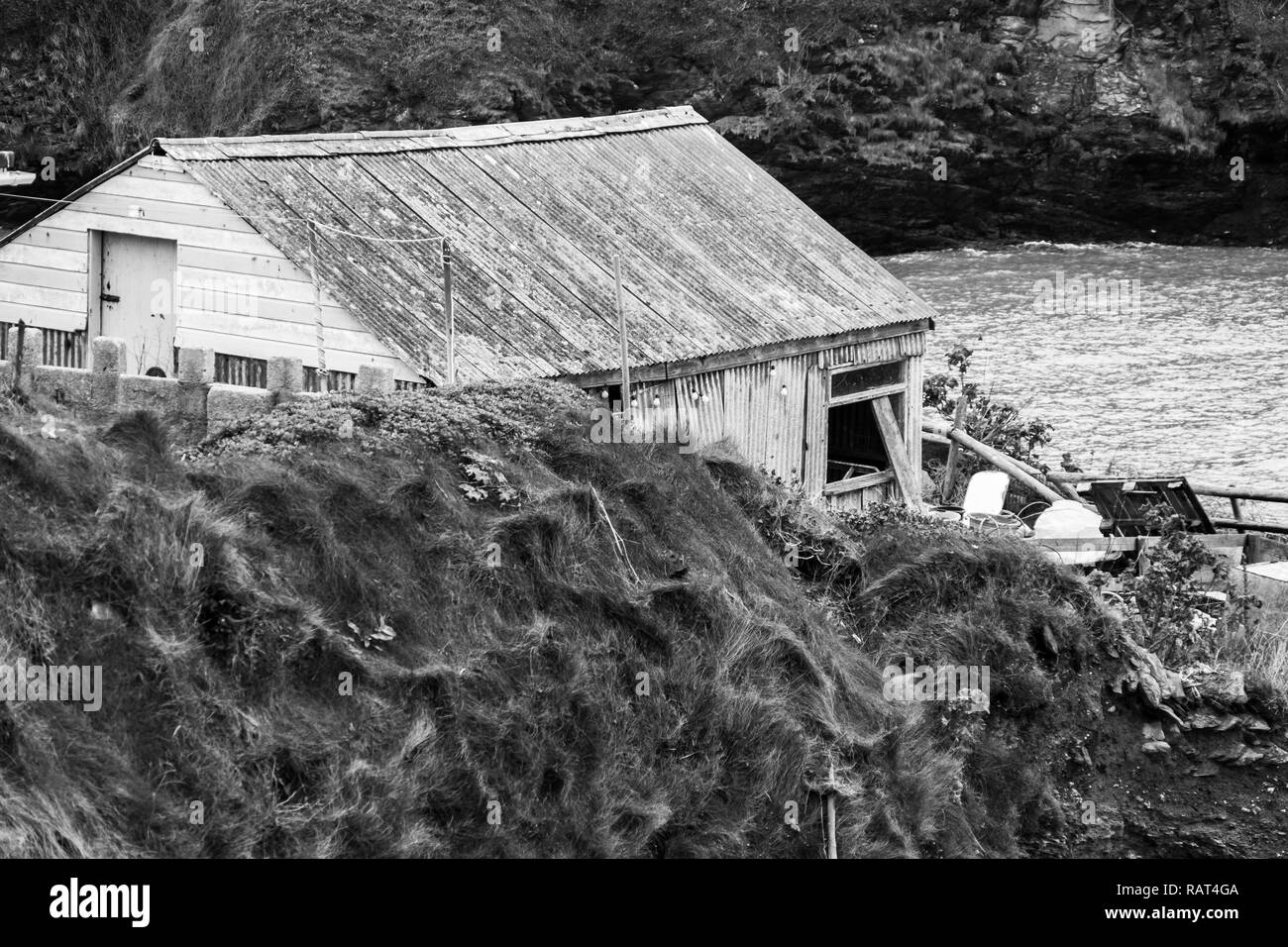 Vieux tumbledown et négligé shed surplombant la mer à Port Isaac à Cornwall, l'accueil de la série Doc Martin. Banque D'Images