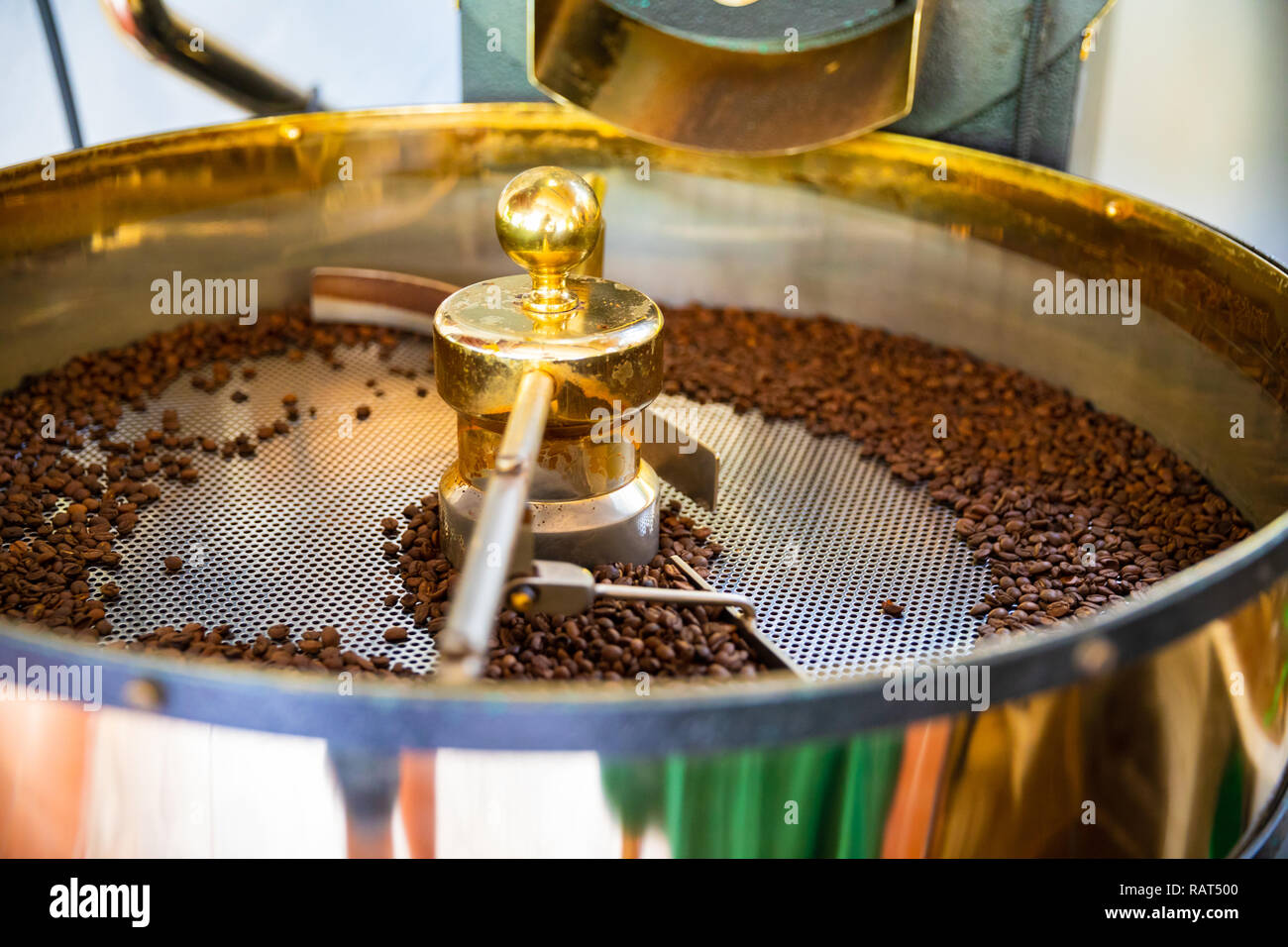 La torréfaction des grains de café biologiques crus dans la machine Banque D'Images