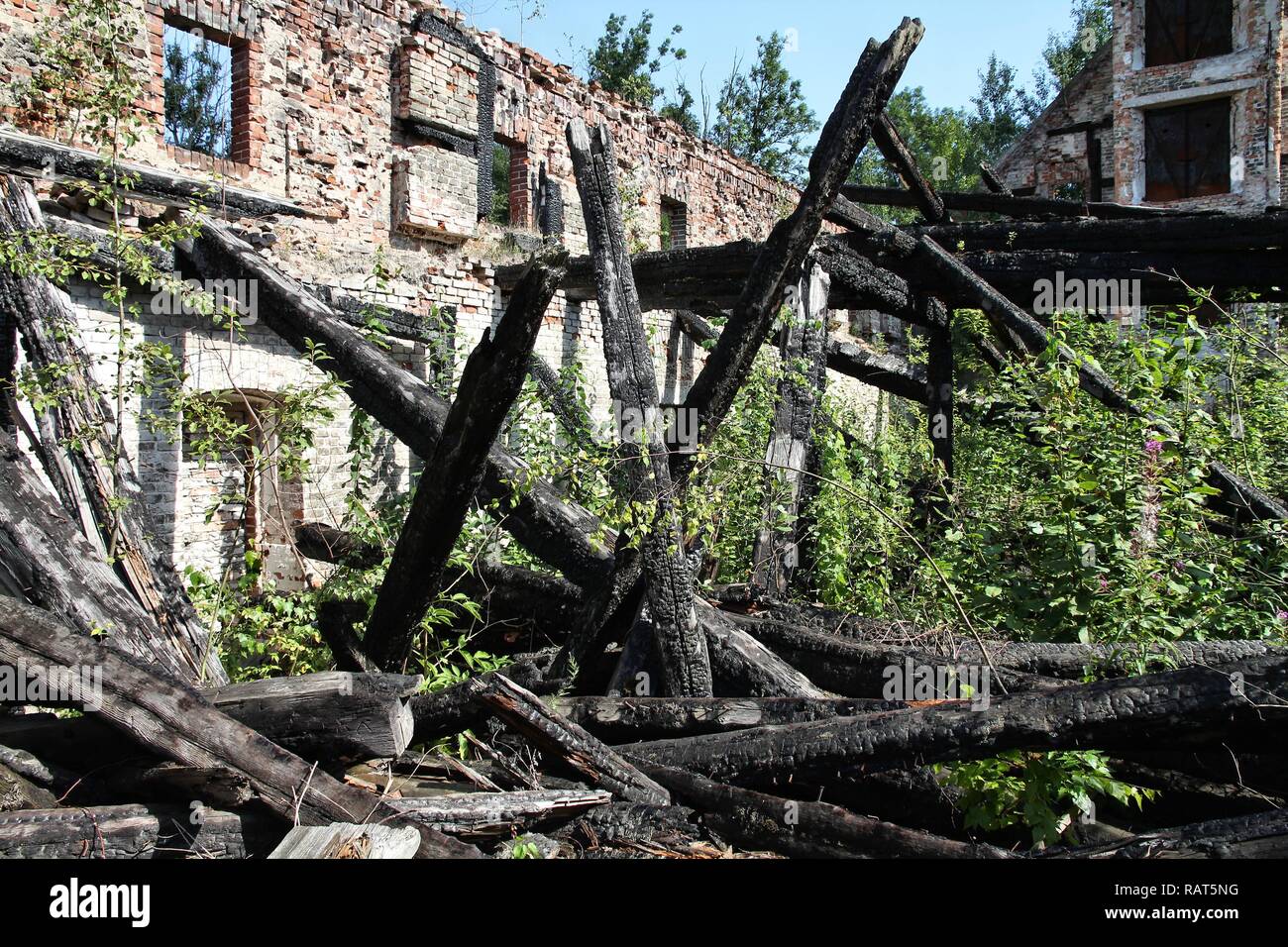 Les dommages causés par l'incendie - décombres carbonisés. Une partie de la forteresse Boyen à Gizycko, Pologne. Banque D'Images