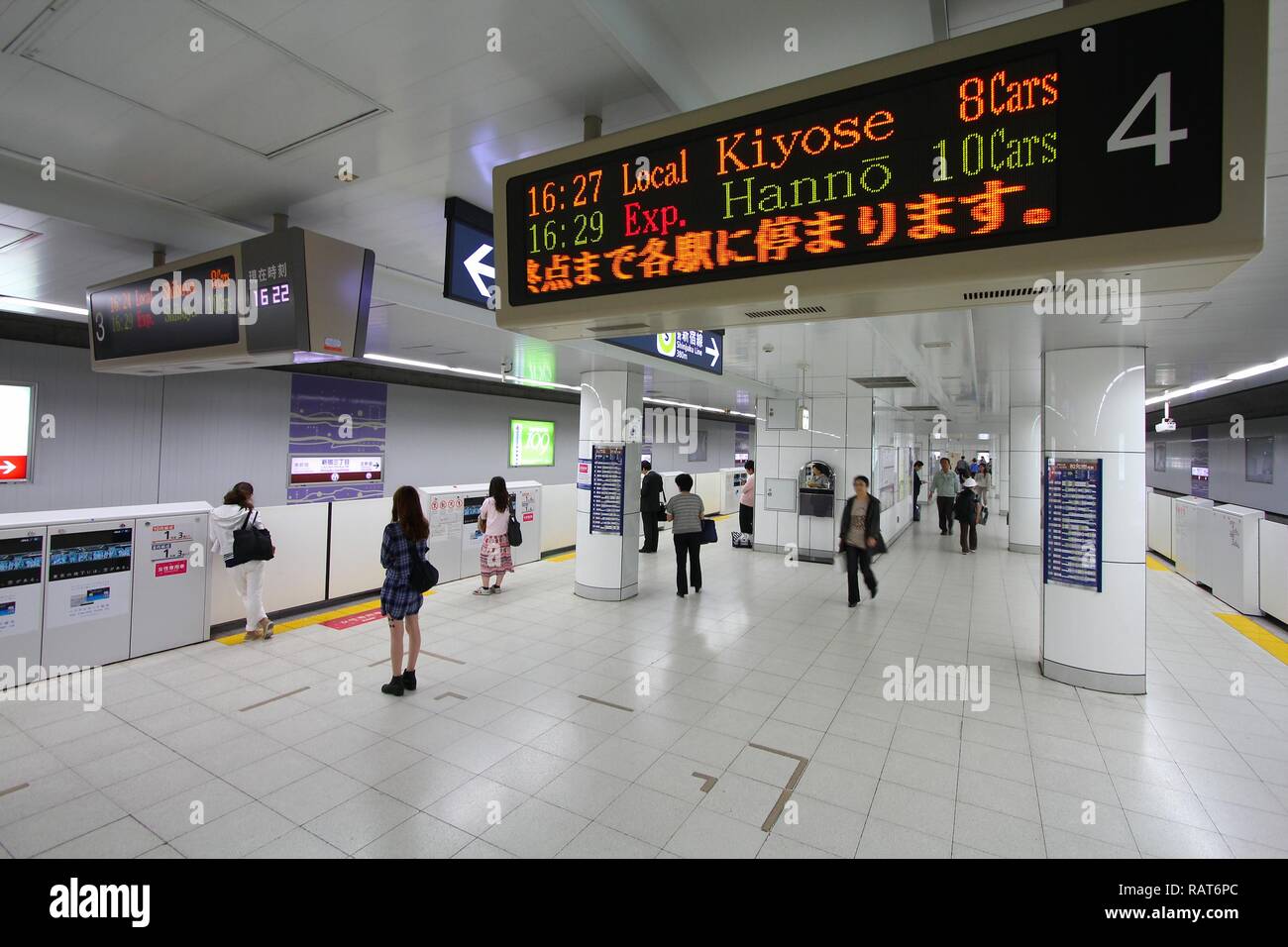 TOKYO, JAPON - 11 MAI 2012 : les gens à pied à la station de métro ligne Marunouchi Tokyo à Tokyo. Avec plus de 3,1 milliards de passagers annuels, sous Tokyo Banque D'Images