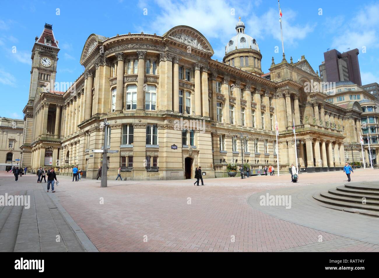 BIRMINGHAM, UK - 19 avril 2013 : personnes visitent la Place Victoria à Birmingham. Birmingham est la plus populeuse ville britannique à l'extérieur de Londres avec 1,074,30 Banque D'Images
