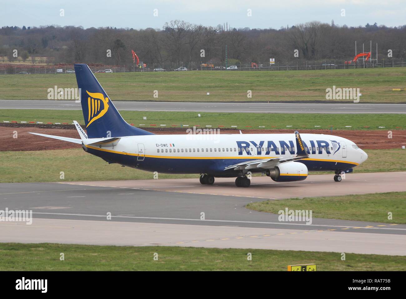 BIRMINGHAM, UK - 24 avril 2013 : Les pilotes de Boeing 737 de Ryanair de taxi à l'aéroport de Birmingham, Royaume-Uni. Ryanair a effectué 81,4 millions de passagers en 2013. Banque D'Images