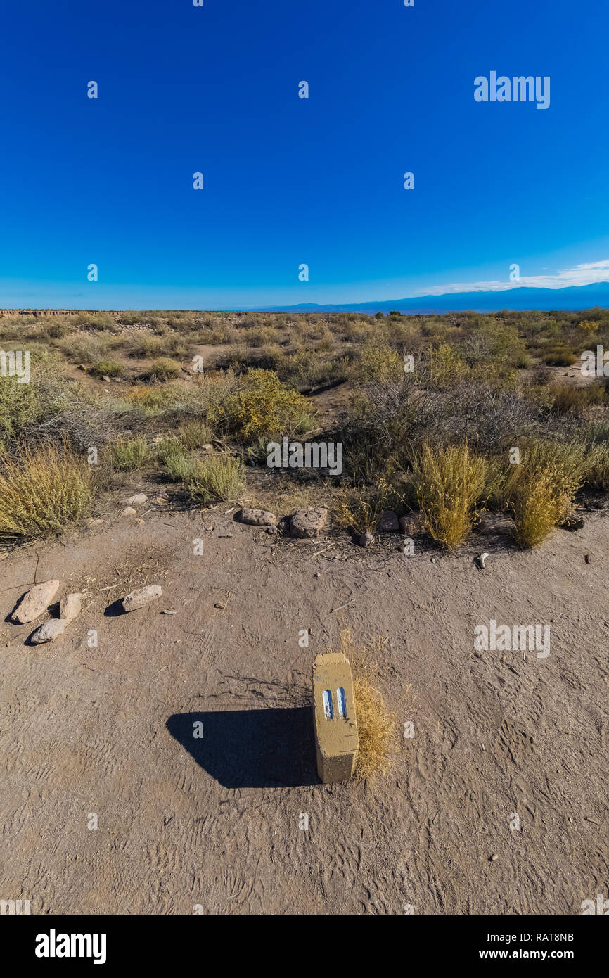 Marqueur numéroté indiquant l'emplacement de central Plaza à l'Tsankawi Sites préhistoriques en Bandelier National Monument, près de Los Alamos, Nouveau Mexique Banque D'Images