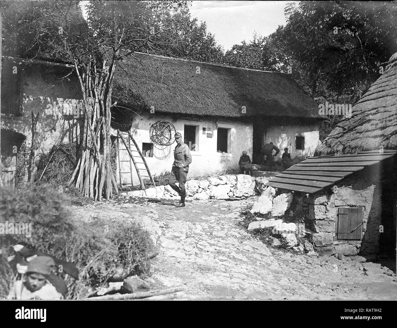 WW1 - soldats austro-hongrois dans un petit village à Podlesce Bainsizza Plateau, Slovénie Banque D'Images