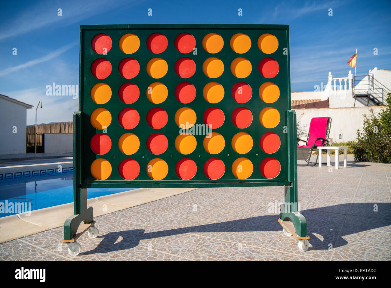 Version du géant puzzle Jeu Connect 4 à côté d'une piscine en Espagne Banque D'Images