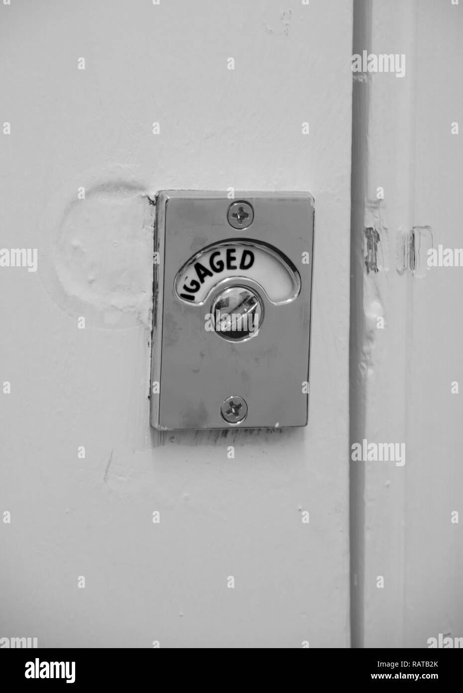 L'engagement de signer sur une porte des toilettes Banque D'Images