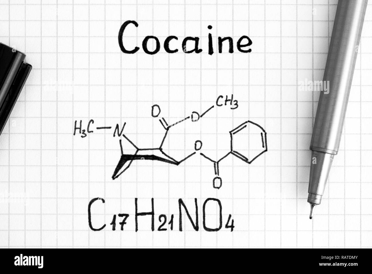 Formule chimique de la cocaïne avec un stylo noir. Close-up. Banque D'Images